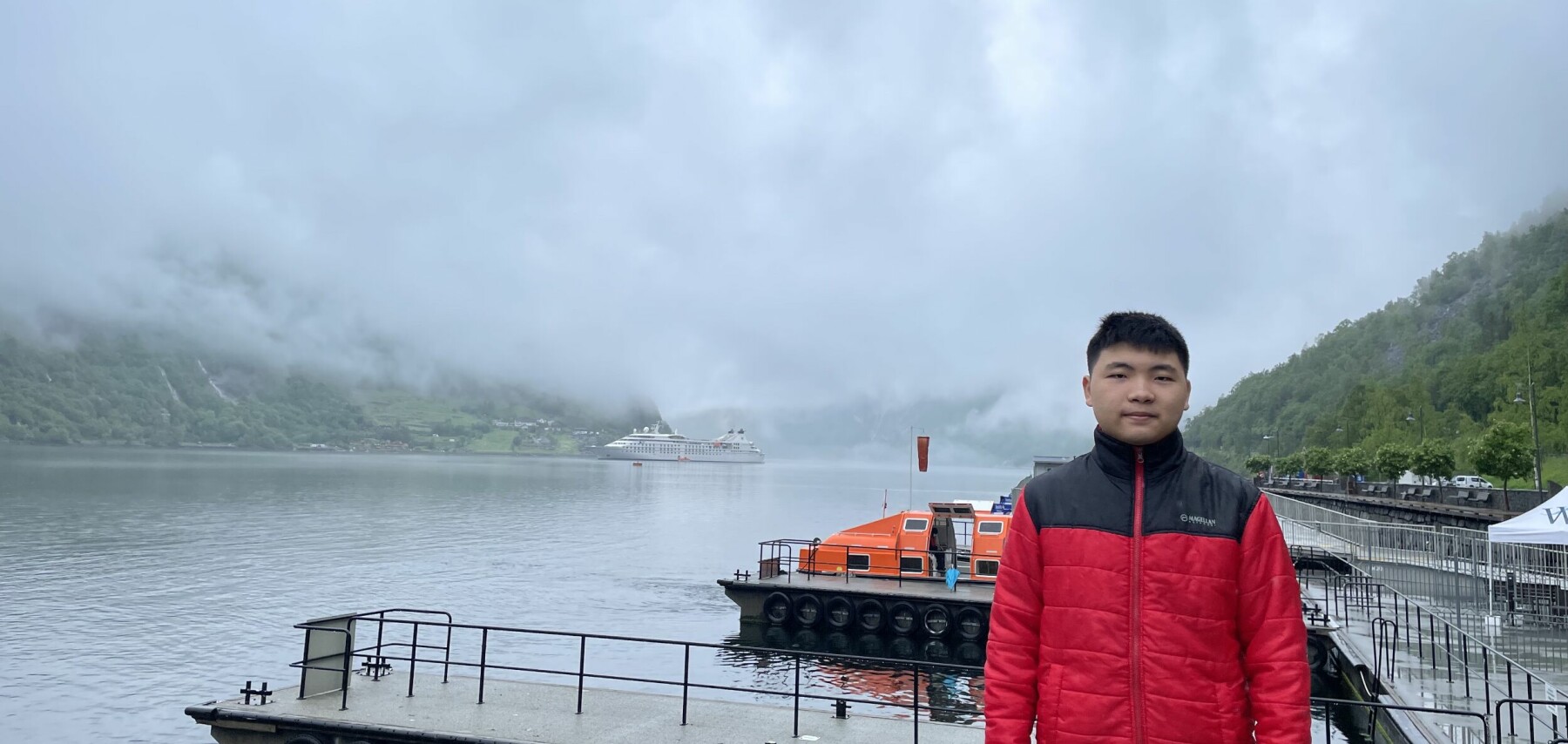 Junyu Xu har vært fascinert av Norge i flere år og håper på å kunne studere informatikk ved NTNU 2024. Her avbildet ved Geirangerfjorden sommeren 2022.