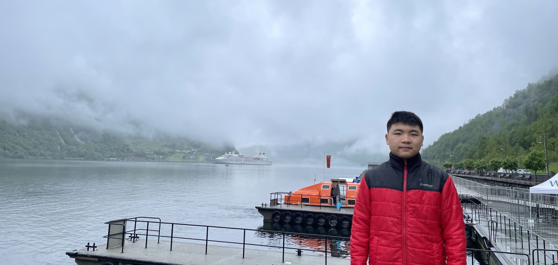 Junyu Xu har vært fascinert av Norge i flere år og håper på å kunne studere informatikk ved NTNU 2024. Her avbildet ved Geirangerfjorden sommeren 2022. Junyu Xu har vært fascinert av Norge i flere år og håper på å kunne studere informatikk ved NTNU 2024. Her avbildet ved Geirangerfjorden sommeren 2022.