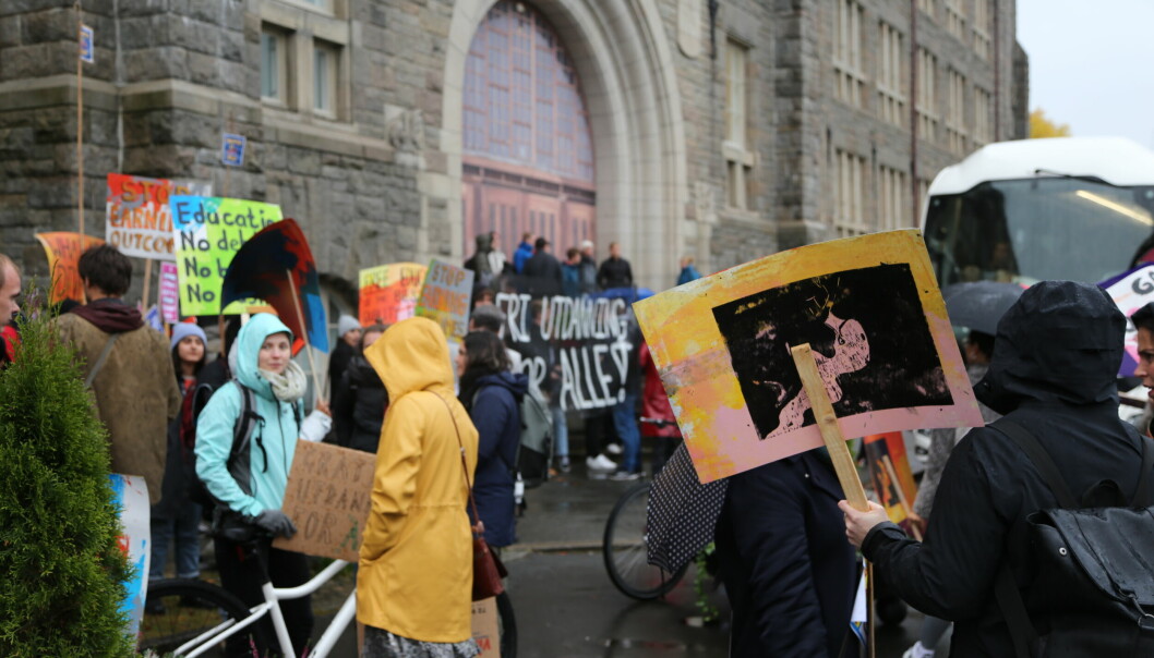 Både norske og internasjonale studenter møtte opp for det som er planlagt å være den første av en rekke demonstrasjoner mot forslaget fra statsbudsjettet for 2023.