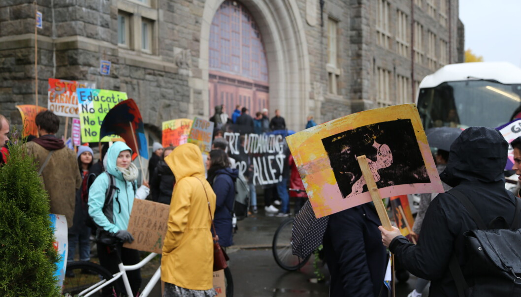 Både norske og internasjonale studenter møtte opp for det som er planlagt å være den første av en rekke demonstrasjoner mot forslaget fra statsbudsjettet for 2023. Både norske og internasjonale studenter møtte opp for det som er planlagt å være den første av en rekke demonstrasjoner mot forslaget fra statsbudsjettet for 2023.
