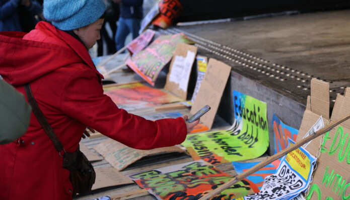 Studentene i Initiative for Free Educations fargerike plakater fikk noe hard medfart i trondheimsværet. Studentene i Initiative for Free Educations fargerike plakater fikk noe hard medfart i trondheimsværet.