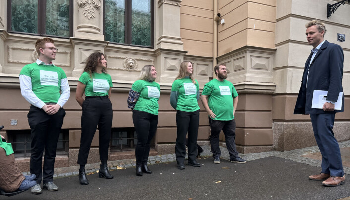 Studentrepresentanter møtte Borten Moe i døra med politisk stikk. Studentrepresentanter møtte Borten Moe i døra med politisk stikk.