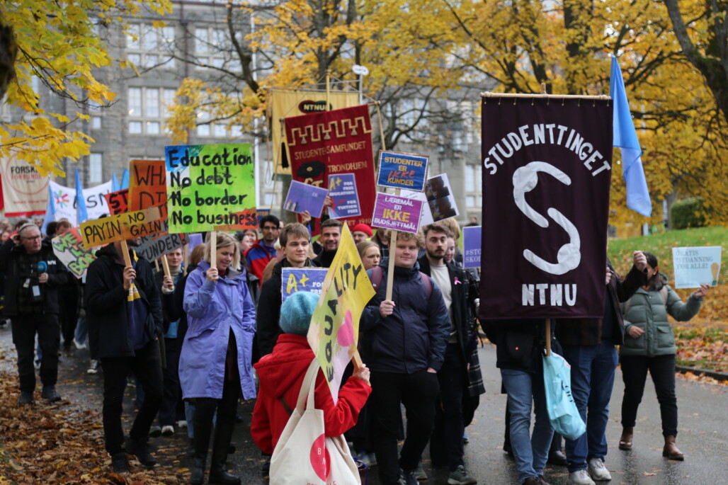 Flere hadde møtt opp for å gå i demonstrasjonstog mot innføring av skolepenger for internasjonale studenter Flere hadde møtt opp for å gå i demonstrasjonstog mot innføring av skolepenger for internasjonale studenter