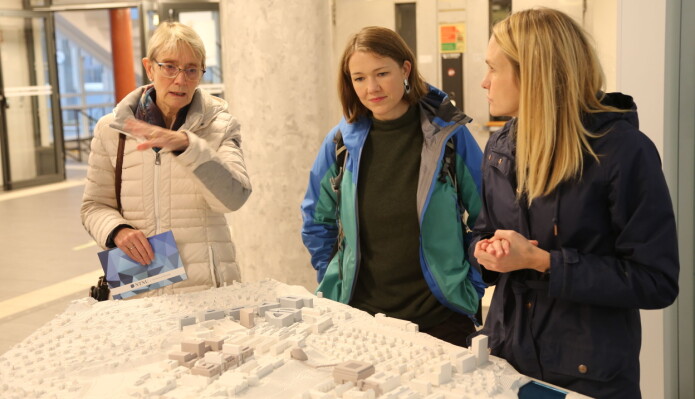 Anne Borg og Hanna Maria Jones viste fram kuttene i campusprosjektet ved å gradvis fjerne de kuttede bygningene. Anne Borg og Hanna Maria Jones viste fram kuttene i campusprosjektet ved å gradvis fjerne de kuttede bygningene.