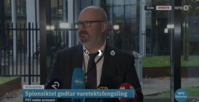 PSTs politiadvokat Thomas Blom valgte å gå ut med mannens antatte russiske identitet under pressekonferansen. PSTs politiadvokat Thomas Blom valgte å gå ut med mannens antatte russiske identitet under pressekonferansen.