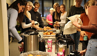 Det ble servert både boller og kaffe til studentene som hadde møtt opp. Det ble servert både boller og kaffe til studentene som hadde møtt opp.