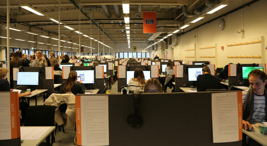 Flere studenter dro til Sluppen på tirsdag for å se eksamenslokalene og ta en prøveeksamen.