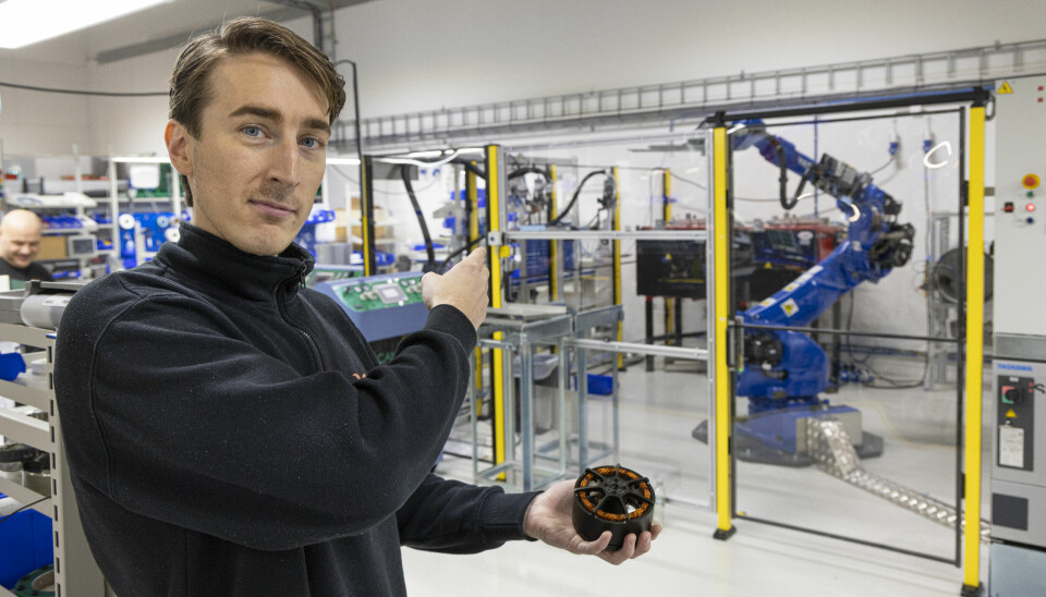 Jørgen Selnes viser fram motoren og produksjonsmetodene til Alva Industries.