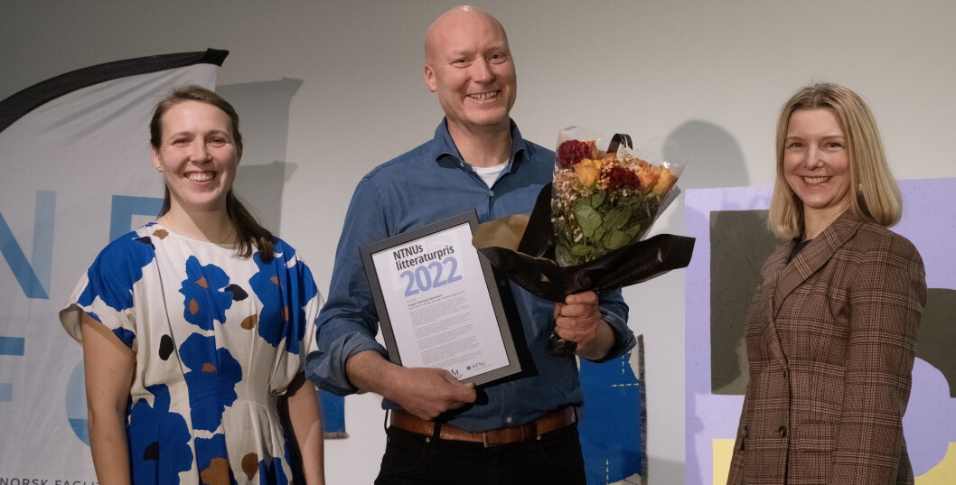 Juryleder Hanna Malene Lindberg, prisvinner Torgeir Ekerholt Sæveraas og prodekan for kunst og nyskaping ved Det humanistiske fakultet Aurora Hoel. Juryleder Hanna Malene Lindberg, prisvinner Torgeir Ekerholt Sæveraas og prodekan for kunst og nyskaping ved Det humanistiske fakultet Aurora Hoel.