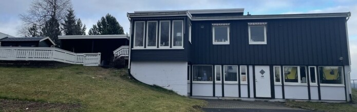 I dag holder de fleste linjeforeningene i Gjøvik til i et bolighus i nærheten av campus. I dag holder de fleste linjeforeningene i Gjøvik til i et bolighus i nærheten av campus.