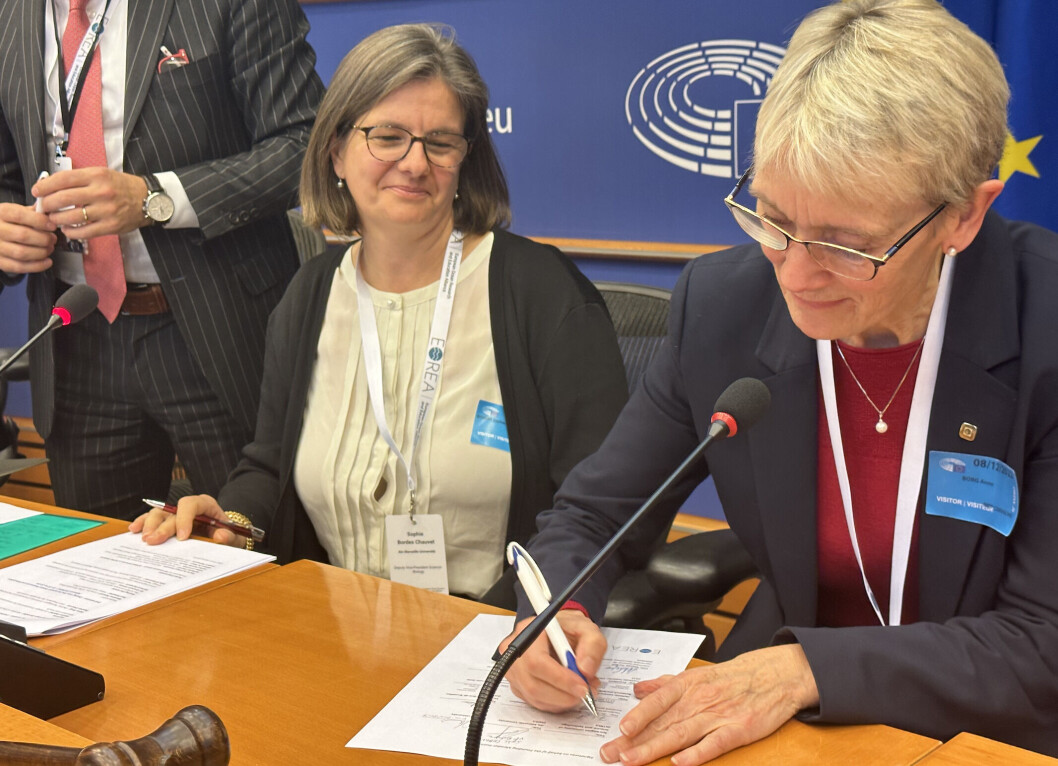 Denne satsingen glir godt inn NTNUs profil på flere vis, understreker NTNU-rektor Anne Borg. Her signerer hun stiftelsesdokumentet mens Sophie Chauvet følger med. Denne satsingen glir godt inn NTNUs profil på flere vis, understreker NTNU-rektor Anne Borg. Her signerer hun stiftelsesdokumentet mens Sophie Chauvet følger med.