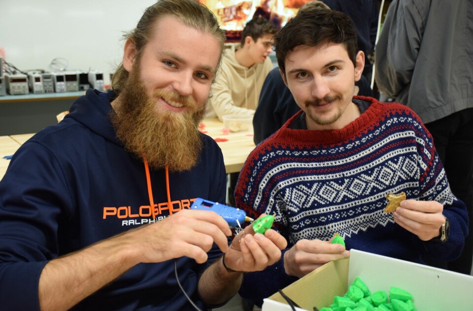 Kristoffer Klingenberg og Adrian Bjørnøy lager 3D-printet jutetrepynt på maskinstudentenes juleverksted. Foto: Lars Bugge Aarset