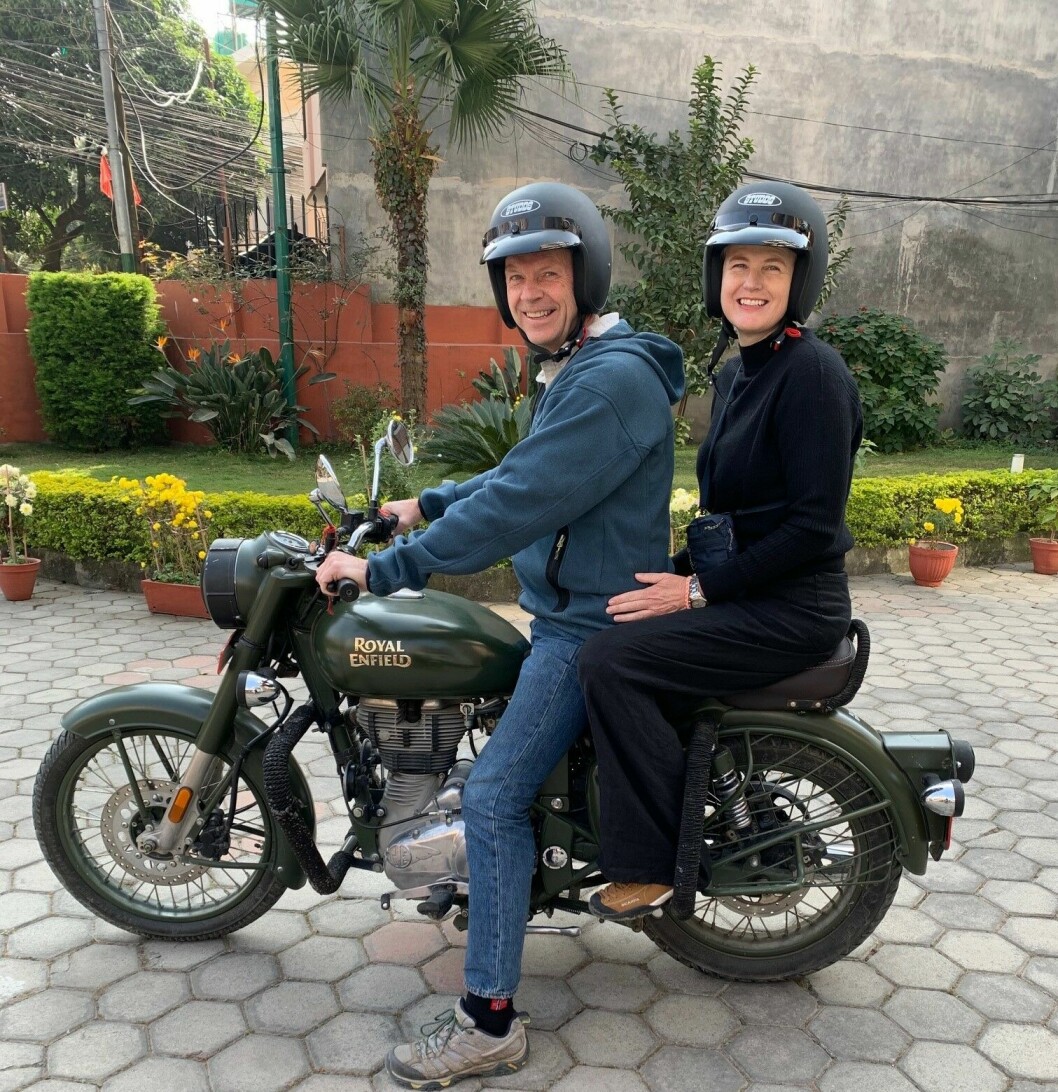 Professoren med kone Nina på vei til jobb i KAthmandu