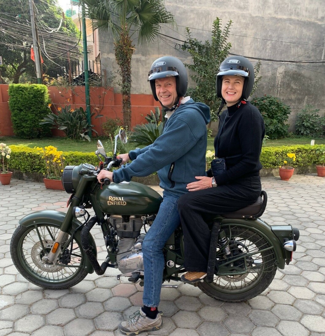 Professoren med kone Nina på vei til jobb i KAthmandu Professoren med kone Nina på vei til jobb i KAthmandu