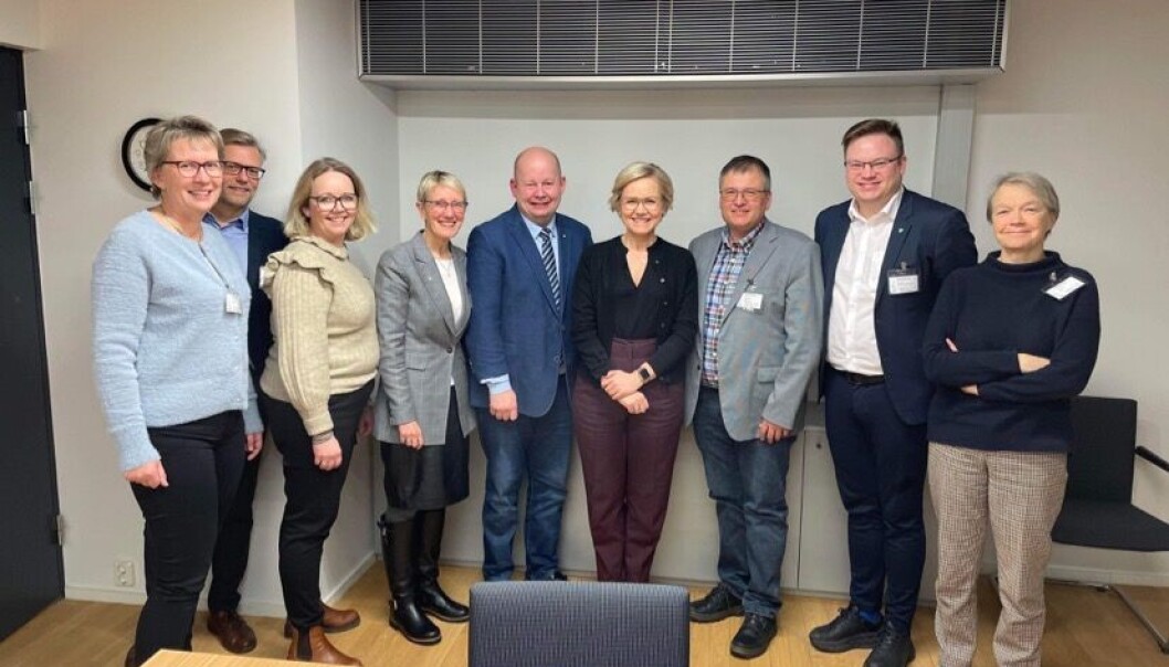 Blant deltakere på møtet var viserektor Gro Kvanli Dæhlin (til venstre), rektor Anne Borg (nummer fire fra venstre), ordfører i Gjøvik Torvild Sveen, helse- og omsorgsminister Ingvild Kjerkol og dekan Siri Forsmo (til høyre). Blant deltakere på møtet var viserektor Gro Kvanli Dæhlin (til venstre), rektor Anne Borg (nummer fire fra venstre), ordfører i Gjøvik Torvild Sveen, helse- og omsorgsminister Ingvild Kjerkol og dekan Siri Forsmo (til høyre).