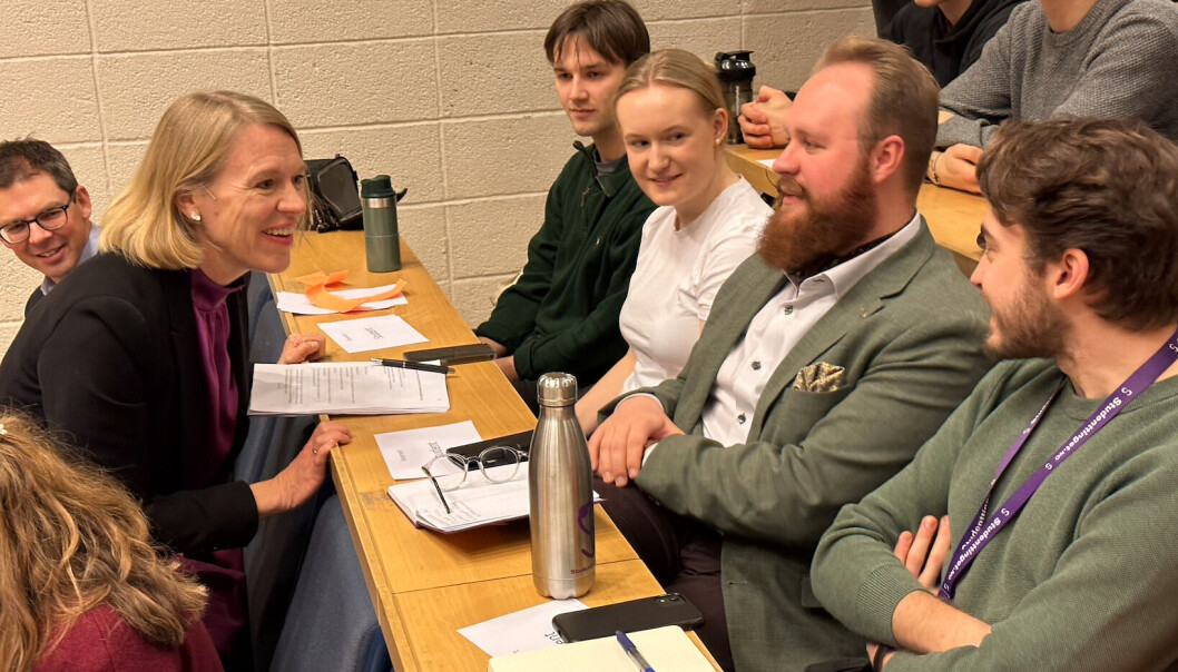 Utenriksministeren tok seg godt tid til å prate med frammøtte studenter før foredraget. - Det er ikke uten grunn at Norge er et attraktivt sted å studere ved. Vi må sikre oss mot at høyteknologimiljøer blir utnyttet, sa hun. Utenriksministeren tok seg godt tid til å prate med frammøtte studenter før foredraget. - Det er ikke uten grunn at Norge er et attraktivt sted å studere ved. Vi må sikre oss mot at høyteknologimiljøer blir utnyttet, sa hun.