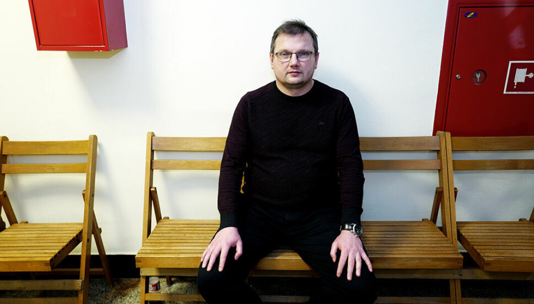 ETTERFORSKET AV SIKKERHETSTJENESTEN: Etter at professor i statsvitenskap Maciej Górecki pekte på neofascistiske trekk ved regjeringen i et intervju, ble folk i landsbyen hvor han vokste opp, oppsøkt av polske etterretningsagenter. ETTERFORSKET AV SIKKERHETSTJENESTEN: Etter at professor i statsvitenskap Maciej Górecki pekte på neofascistiske trekk ved regjeringen i et intervju, ble folk i landsbyen hvor han vokste opp, oppsøkt av polske etterretningsagenter.