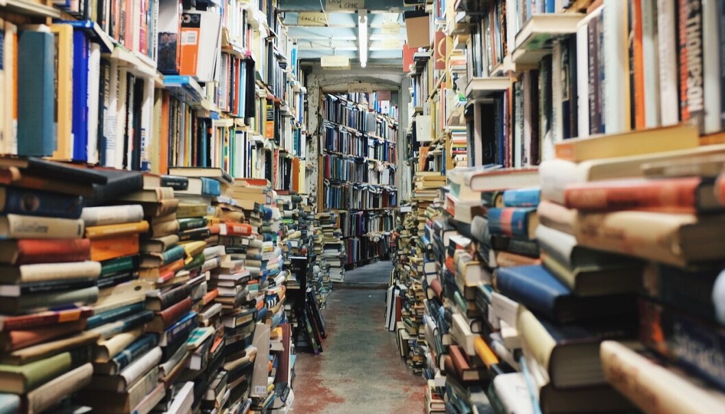 - For hver bok en får lest, finnes det et berg av alt en ikke får lest. Som en også burde ha lest, helst for lenge siden, skriver Kristin Melum Eide. - For hver bok en får lest, finnes det et berg av alt en ikke får lest. Som en også burde ha lest, helst for lenge siden, skriver Kristin Melum Eide.