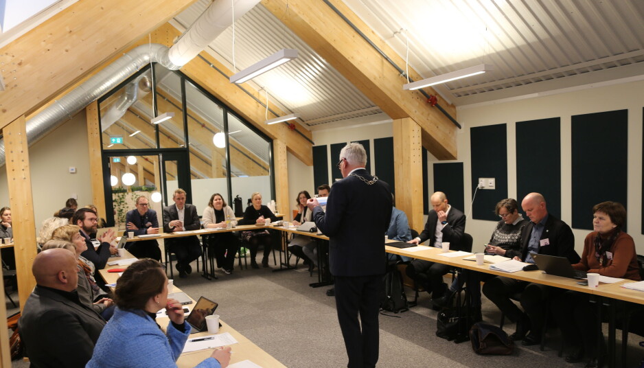 Ledere fra kommunesektoren, ansatte fra universitet- og høgskolesektoren og lokalpolitikere var samlet under innspillsmøtet på Oppdal på mandag. Her har ordføreren i Oppdal, Geir Arild Espnes et innlegg. Ledere fra kommunesektoren, ansatte fra universitet- og høgskolesektoren og lokalpolitikere var samlet under innspillsmøtet på Oppdal på mandag. Her har ordføreren i Oppdal, Geir Arild Espnes et innlegg.