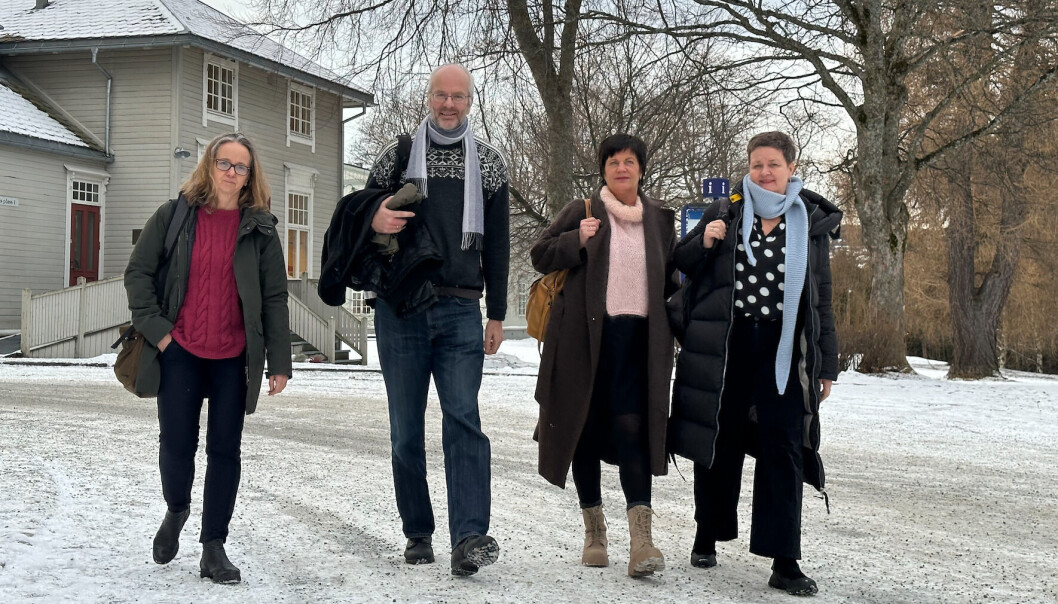 Fem dekaner, ved fire av dem: Monica Rolfsen, Øyvind Weiby Gregersen, Tine Artnzen Hestbek og Anne Kristine Børresen. Olav Bolland hadde gått sin vei innen bildet ble tatt. Fem dekaner, ved fire av dem: Monica Rolfsen, Øyvind Weiby Gregersen, Tine Artnzen Hestbek og Anne Kristine Børresen. Olav Bolland hadde gått sin vei innen bildet ble tatt.