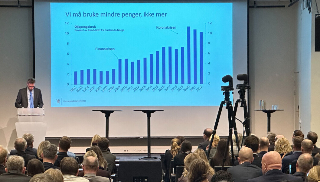 Når det foreslås radikale grep, må det være et krav om man starter med en analyse av hva som er galt. Inflasjon, energikrise og invasjonen i Ukraina kan ikke bli en begrunnelse for enhver endring, skriver Helge Holden. Her Ola Borten Moe under kontaktkonferansen nylig, hvor han viste til pågående kriser for nettopp å forklare hvorfor universitetene vil få mindre penger. Når det foreslås radikale grep, må det være et krav om man starter med en analyse av hva som er galt. Inflasjon, energikrise og invasjonen i Ukraina kan ikke bli en begrunnelse for enhver endring, skriver Helge Holden. Her Ola Borten Moe under kontaktkonferansen nylig, hvor han viste til pågående kriser for nettopp å forklare hvorfor universitetene vil få mindre penger.