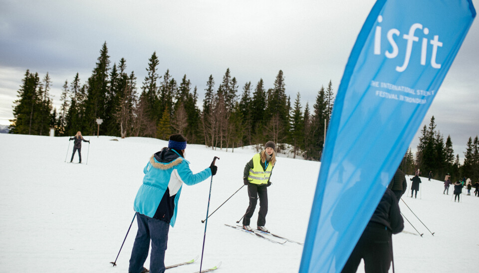 Internasjonale deltagere under Isfit fikk prøve seg med ski på beina under dagens arrangement.