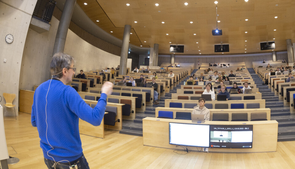 Det er mellom 600-700 studenter oppmeldt i faget Objektorientert programmering. Under mandagens forelesning dukket det opp mellom 60 og 70 studenter.