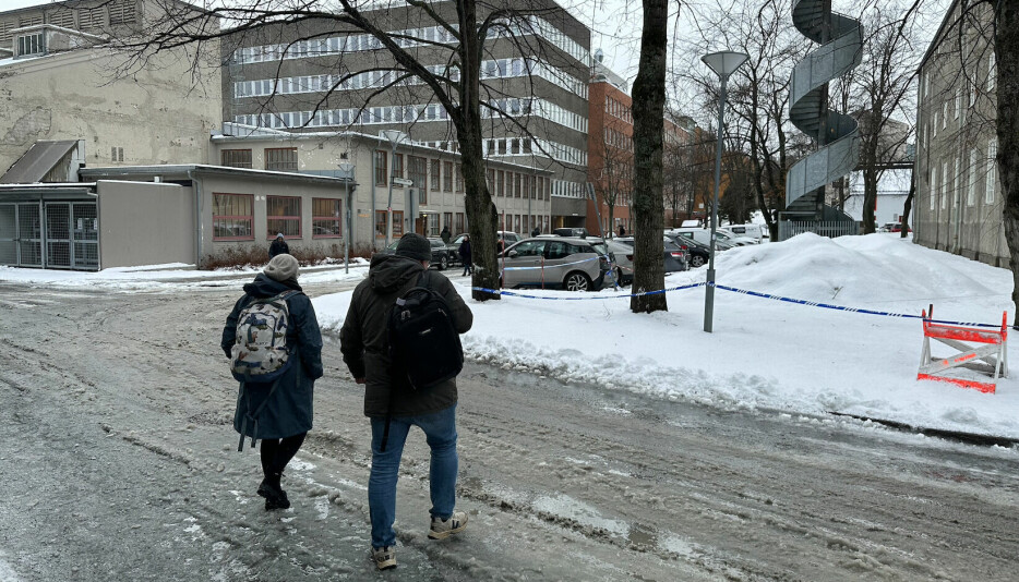 Slaps og hålkeføre. Stang og Hjelseth på vei for å stille seg opp foran bygningene som er tenkt revet for å gi plass til Humsam.