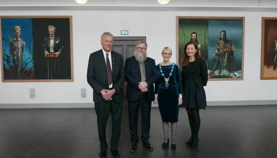 Moserne, rektor Anne Borg og kunstner Håkon Gullvåg var til stede under fredagens avdukning.