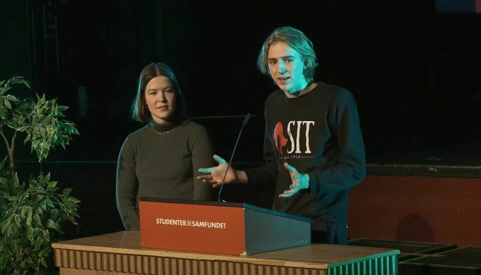Samfundetmedlemmene Norunn Krokeide og Max Lødøen fremmet forslaget for Storsalen 25. februar på samfundsmøtet 'Ta ordet da!'.
