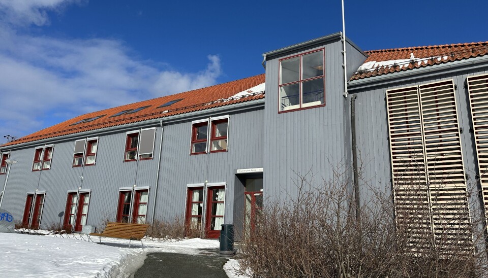 Kvinnelige filosofistudenter uttrykker mistrivsel og svært mange slutter. Studentene holder til i Låven på Dragvoll. Låven, Dragvoll