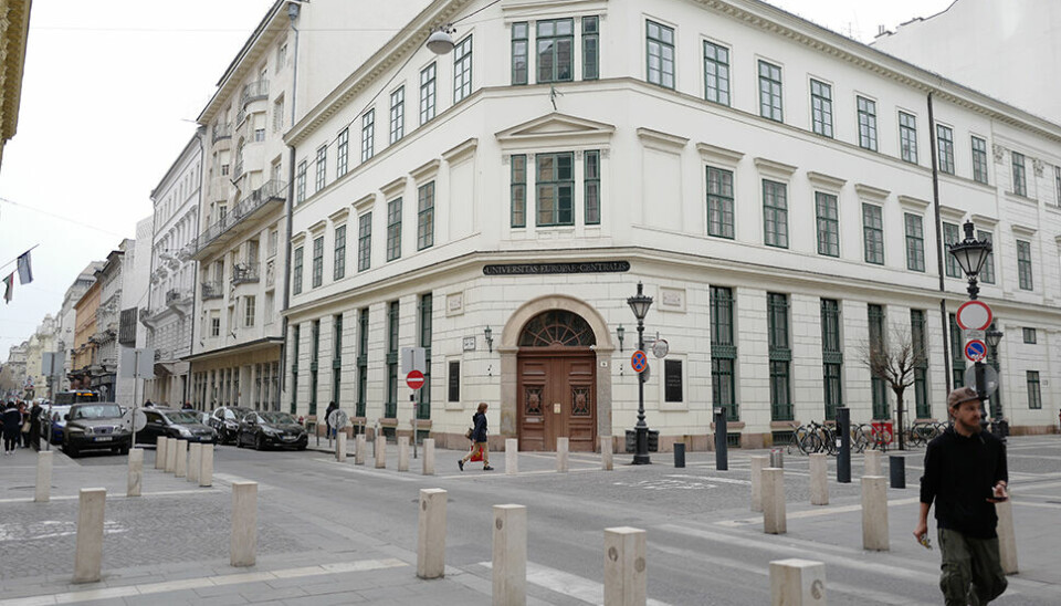 Denne bygningen var hovedkvarteret til Det sentraleuropeiske universitetet (CEU) i Budapest. Nå er universitetet flyttet til Wien, men fremdeles holder administrasjonen og et forskningsinstitutt til i bygningen.
