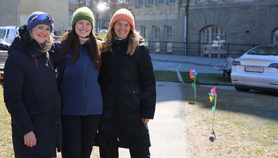Vanligvis leder denne stien rett inn i bilene som står parkert på parkeringsplassen Gløshaugen østre. Det ville Trine-Lise Østbye, Lene Grimholt og Sandra Skiaker gjøre noe med.