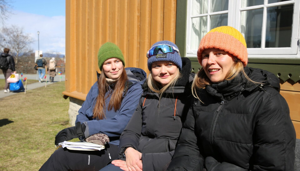 Trine-Lise Østbye, Sandra Skiaker og Lene Grimholt har snakket med mange studenter og ansatte som bruker den traffikerte stien på Gløshaugen.
