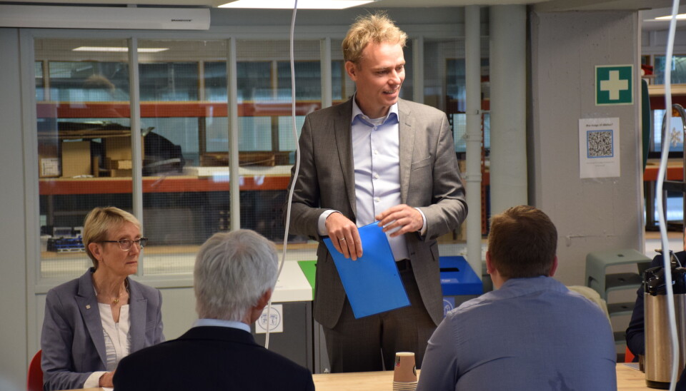 Forsknings- og høyere utdanningsminister Ola Borten Moe og rektor Anne Borg snakker med studenter på maskin ved NTNU.