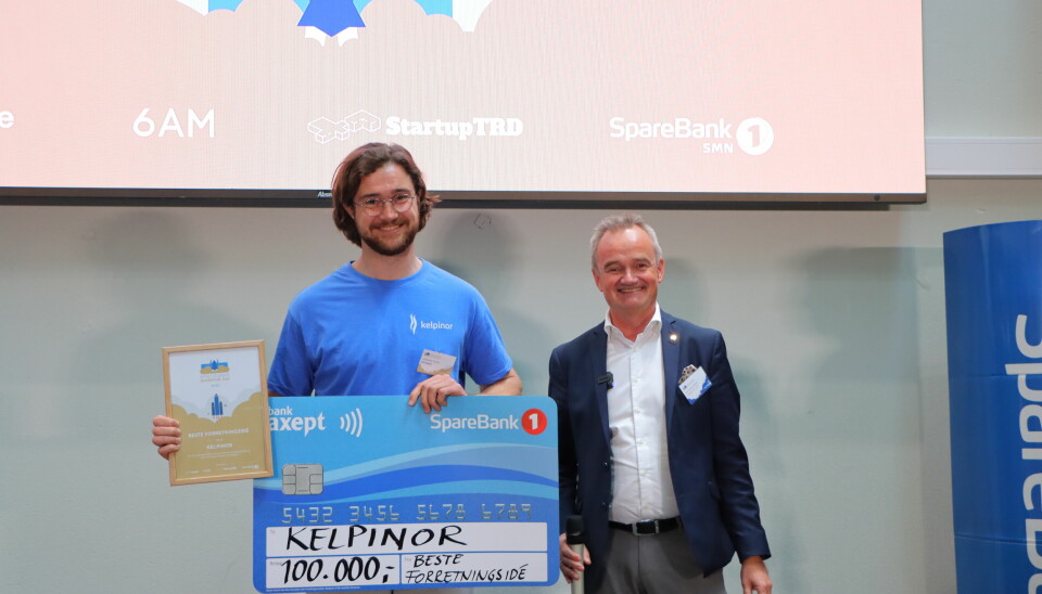 Hermann Schips fra Kelpinor mottok prisen for beste forretningsidé. Her sammen med Jan-Frode Janson, konsernsjef i SpareBank 1 SMN.