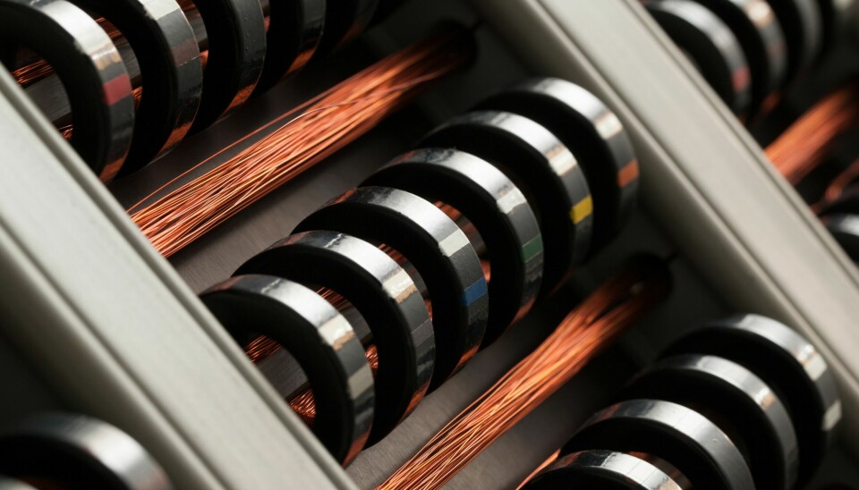Nærbilde av de enkelte bit (0/1) i mikro-programmet i den nå 60 år gamle datamaskinen GIER. Hvert bit er lagret i en smultringformet magnet på ca. 4 cm. i diameter. GIER er utstilt på det lille Datamuseet i biblioteket i Realfagsbygget på Gløshaugen.
