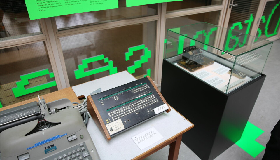 Konsollet til Gier, todelt mellom en kontrollenhet og en skrivemaskin for input av tekst. Christensen poengterer forskjellen i designkonvensjon mellom den danskdesignede konsollen med edeltre og den amerikanske IBM-maskinens enklere utseende.