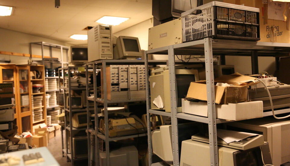 Diverse utstyr, bl.a. en teletype terminal, OS2-maskin, vt320-terminaler, eksterne diskplater for PDP-11 – litt fra hvert tiår fra 60-tallet til 90-tallet.