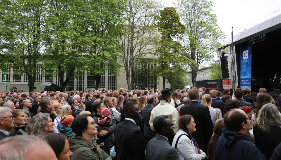 Studentar, vener og familie samla på Frimerket for å sjå på Utmatrikuleringsseremonien.