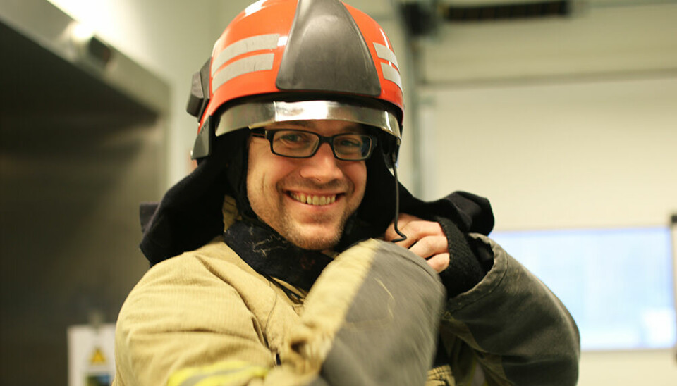 Lars Svarthaug som brannmann under en simulering.