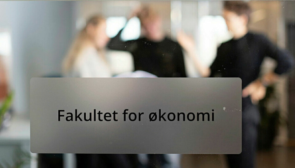 – Hva slags kjønn man velger å ha er en privatsak, som vi ikke har noe som helst med, sier dekan Monica Rolfsen ved NTNUs fakultet for økonomi.