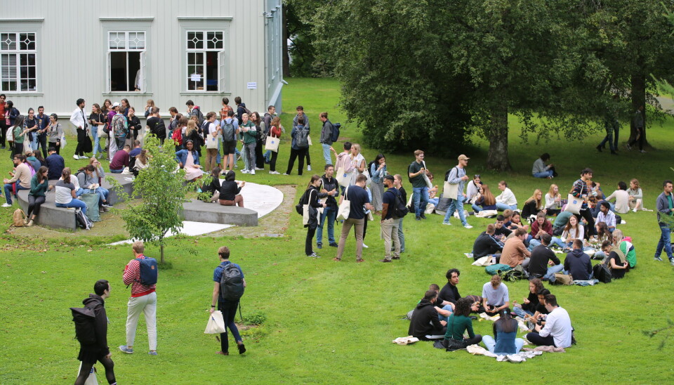 Færre studenter fra land utenfor EØS og Sveits kom til Norge for å studere denne høsten etter en ny studieavgift ble innført. Her ser vi studenter som møtes utenfor Seksjon for opptak og internasjonale relasjoner. ved årets studiestart.