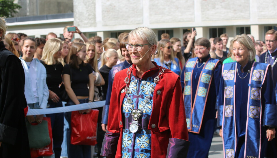 Anne Borg ikledd sin rød rektorkappe, tett fulgt av sine dekaner.
