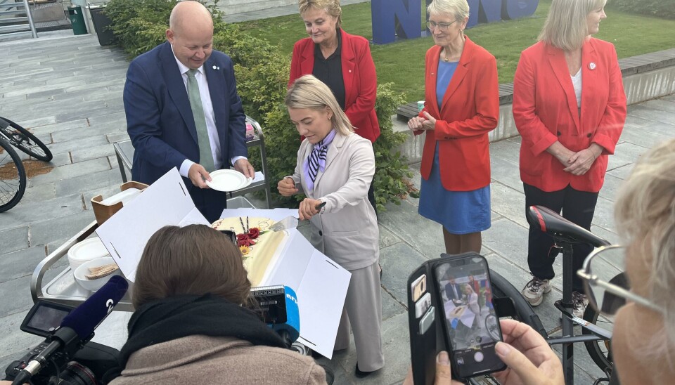 Reglene for å bli universitet endres, melder Sandra Borch. Her feirer hun studieplasser i medisin til Gjøvik med kake tidligere i høst.