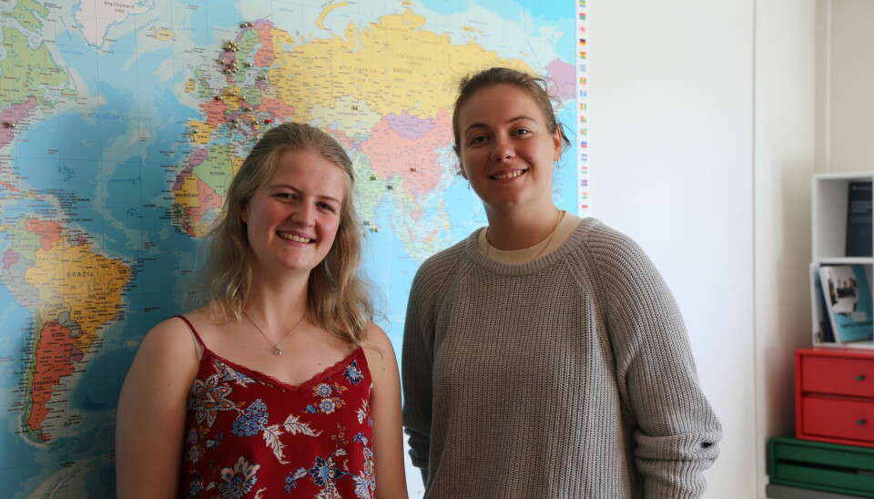 IT-studentene Mia Bjørndal og Thea Kvinnegard mener det er veldig viktig å ha kvinnelige rollemodeller. På kartet, som henger på Jaccheris kontor, er fødestedet til deltakere i Idun-prosjektet merket.