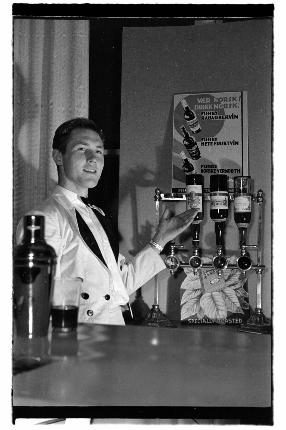 Navnet på UKE-revyen i 1949 var «Domino». Her ser vi reklameplakater laget for denne anledningen, med bildeteksten «Vær norsk, drikk norsk!». 28. oktober 1949