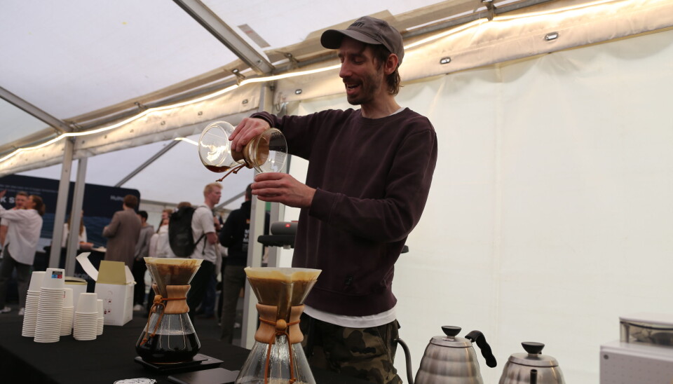 Dag Olav Kolltveit jobbar på spreng med å lage kaffi til gjestene.