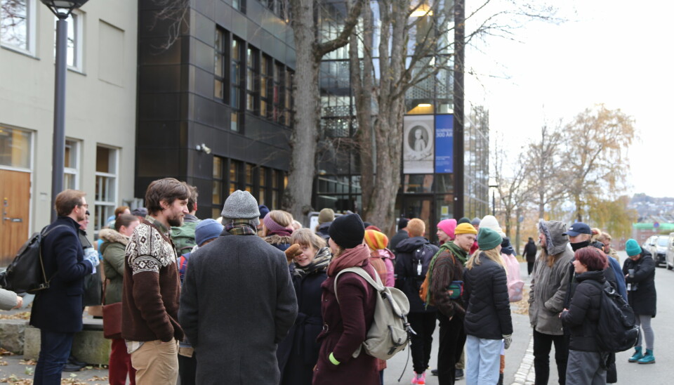 I begynnelsen av november møtte over 80 personer opp for å demonstrere mot stengingen av Gunnerusbiblioteket. Torsdag kan de igjen komme til biblioteket.