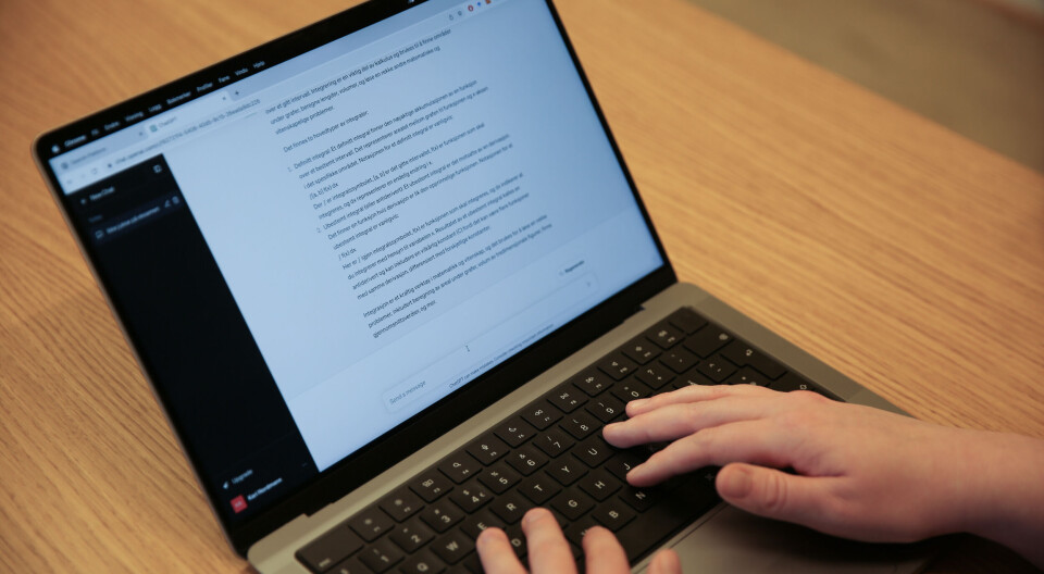 De nye KI-retningslinjene til NTNU gir blant annet veiledning om hvordan du kan bruke åpne tilgjengelige KI-verktøy som for eksempel ChatGPT. Person skriver på en bærbar PC med tekst på skjermen.